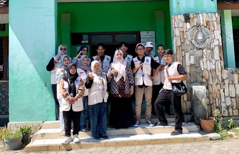 Mahasiswa dan Masyarakat Desa Luwunggede